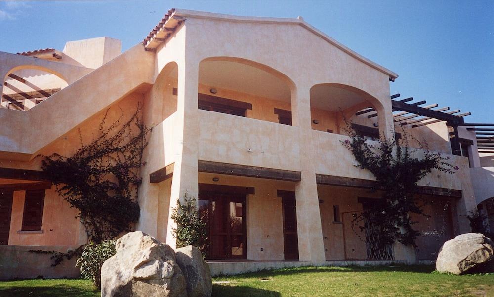 Le Corti Di Marinella Aparthotel Маринела Екстериор снимка